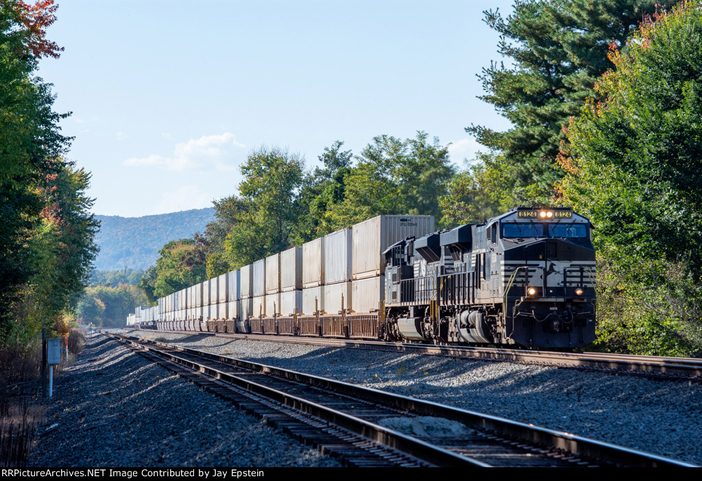 NS 8124 leads an 26X east at Cove 